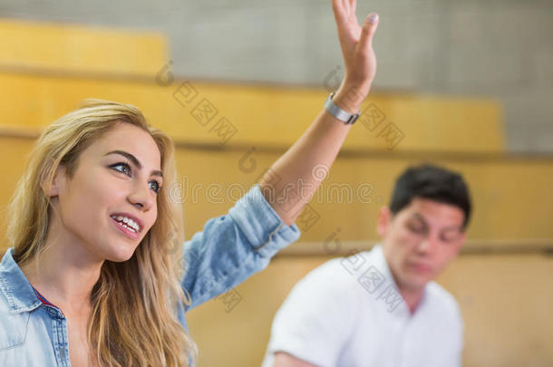 有吸引力的学生在<strong>课堂上举手</strong>