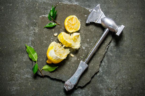 用柠檬和树叶在石架上的斧头。