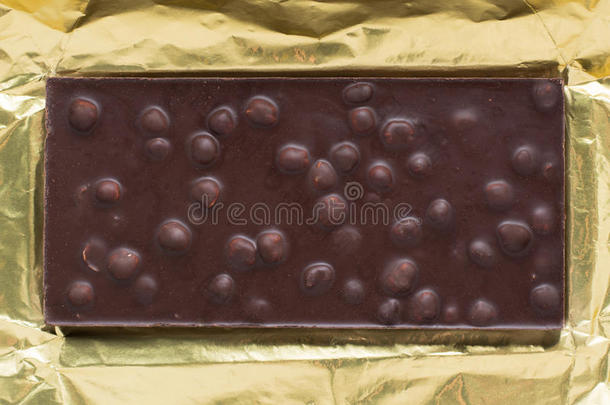 巧克力棒在打开的金箔包装