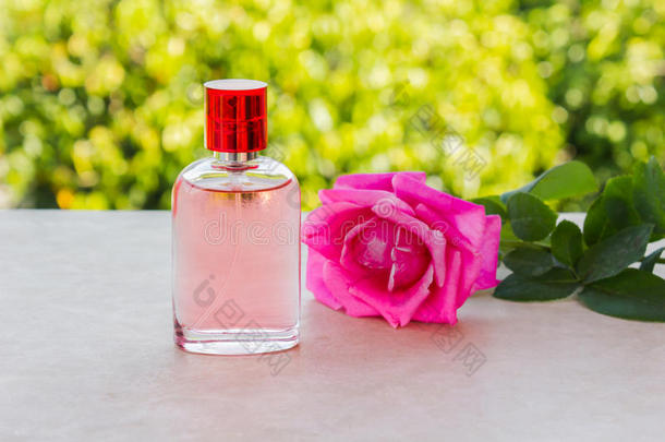 一瓶<strong>甜美</strong>的粉红色芬芳的<strong>香</strong>水，带有粉红色的玫瑰和大自然