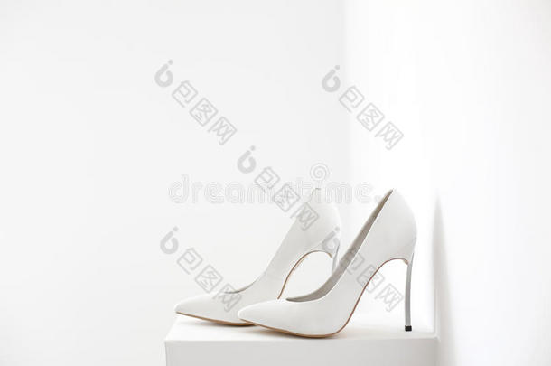 优雅的新娘白色鞋子背景