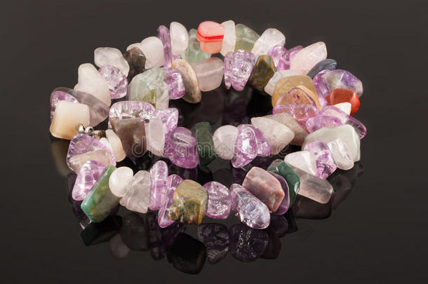 来自紫水晶、萤石、碧玉和玫瑰石英晶体的特写项链