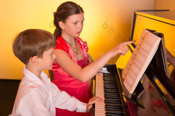 哥哥和妹妹弹<strong>钢琴</strong>。 <strong>钢琴演奏</strong>者。
