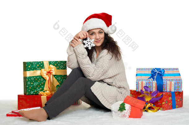 美丽的年轻女孩戴着圣诞帽，带着大雪花玩具和<strong>GIF</strong>