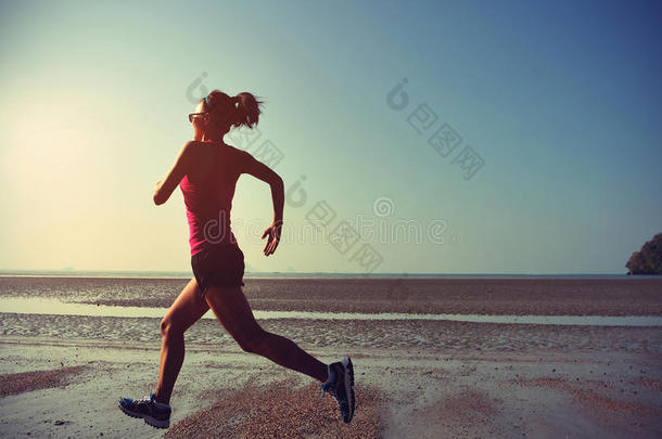 健身女子<strong>跑步</strong>者在日出海滩<strong>跑步</strong>