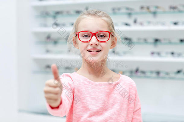 眼镜店的女孩竖起大拇指