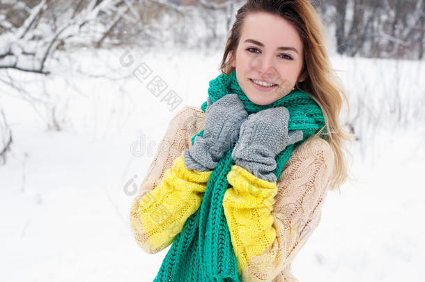 冬日雪景中年轻女子的美丽冬日写照