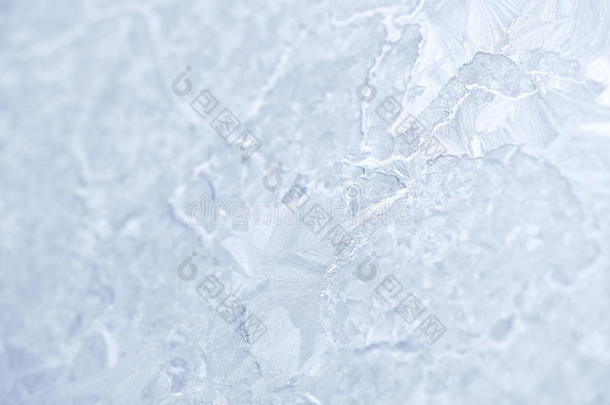 冬天窗户玻璃上的霜花图案。 磨砂玻璃质地。 白色的