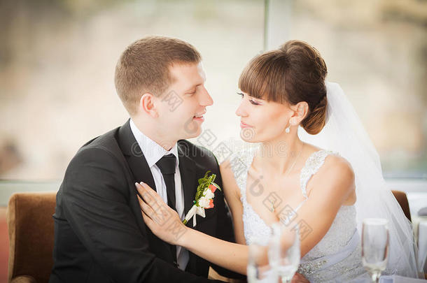 迷人的新娘和新郎在一家豪华的餐厅举行婚礼庆典。