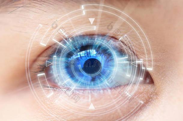 女人蓝眼睛的特写。 未来派中的高科技。 ：隐形眼镜
