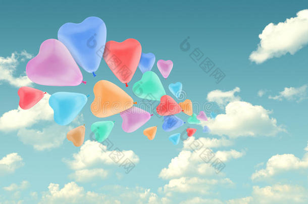 五颜六色的爱心气球在蓝天的背景下，情人节公司