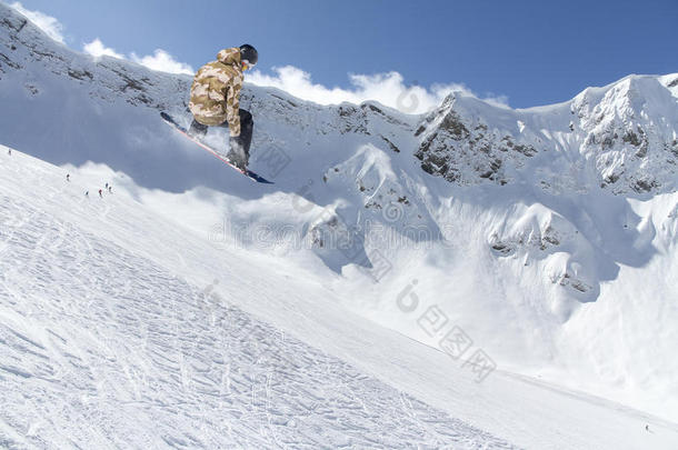 在山上飞滑雪板。 极限运动。