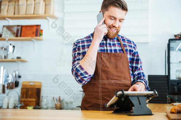 咖啡师用手机点菜，在自助餐厅使用平板电脑
