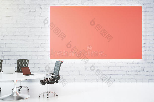 白色砖墙和皮革桌子上的空白大红色海报
