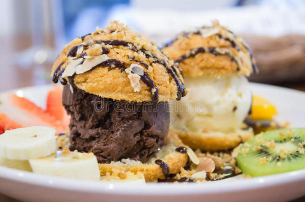 巧克力巧克力巧克力冰淇淋与猕猴桃和草莓，背景概念