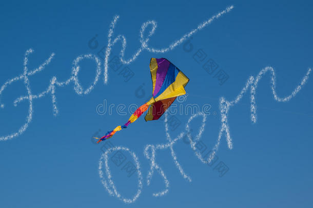 祝贺德国的云彩复活节快乐，在明亮的蓝天上放风筝