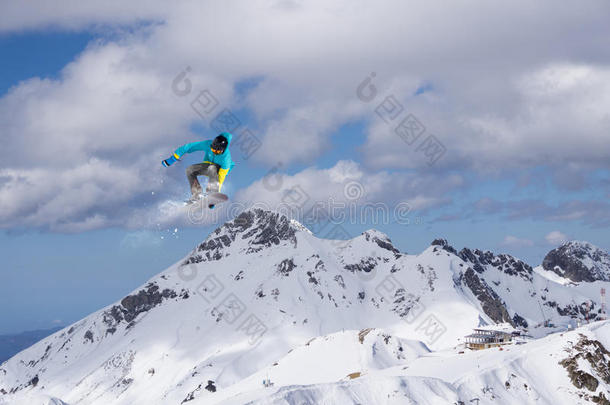 在山上飞滑雪板。 极限运动。