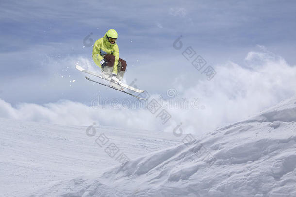在山上飞滑雪者。 极限滑雪运动。