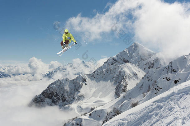 在山上飞滑雪者。 极限滑雪运动。