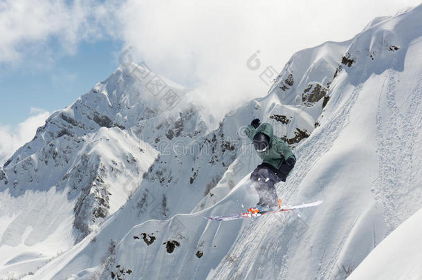在山上飞<strong>滑雪</strong>者。 <strong>极限滑雪</strong>运动。