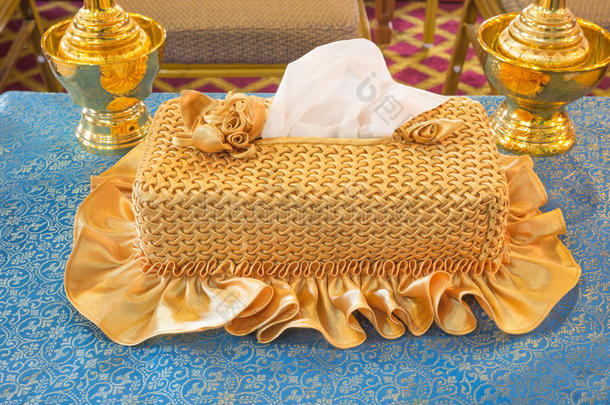 由织物制成的金色<strong>纸巾盒</strong>