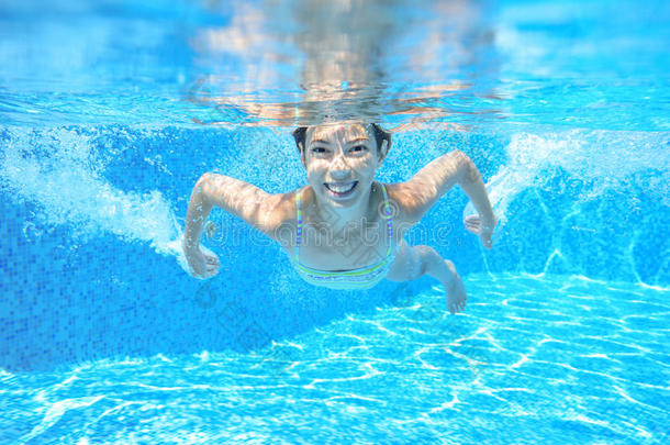 孩子在水下游泳池里游泳快乐活泼的女孩在水