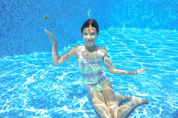 孩子在水下游泳池里游泳快乐活泼的女孩在水