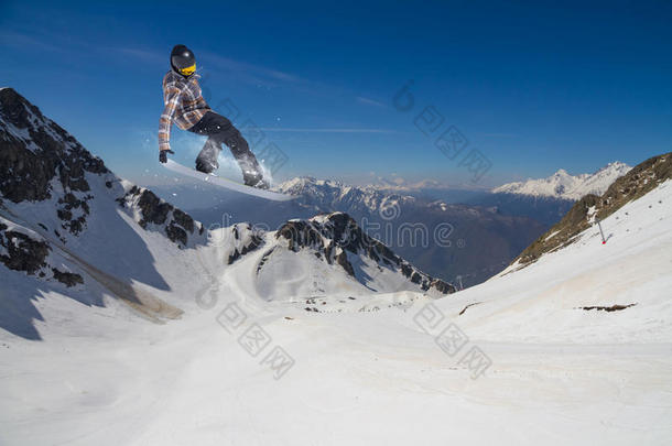 在山上飞滑雪板。 极限运动。