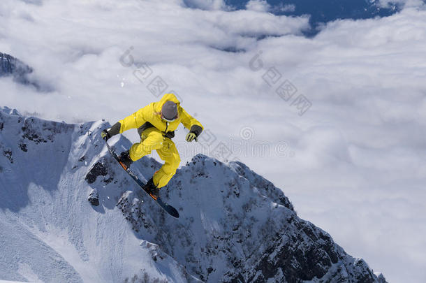 在山上飞滑雪板。 极限运动。
