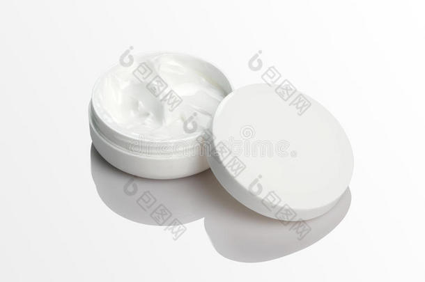 白色反光背景上的空白化妆品奶油包装模型