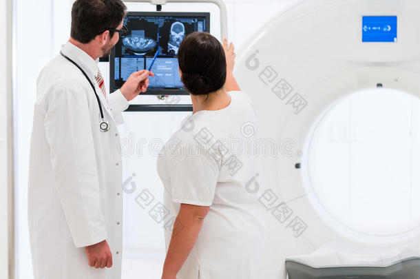 医生和护士分析ct扫描数据