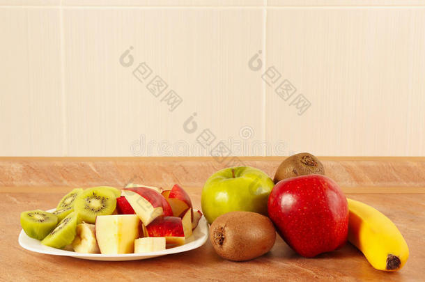 厨房桌子<strong>上新</strong>鲜的整体和切片<strong>水果</strong>