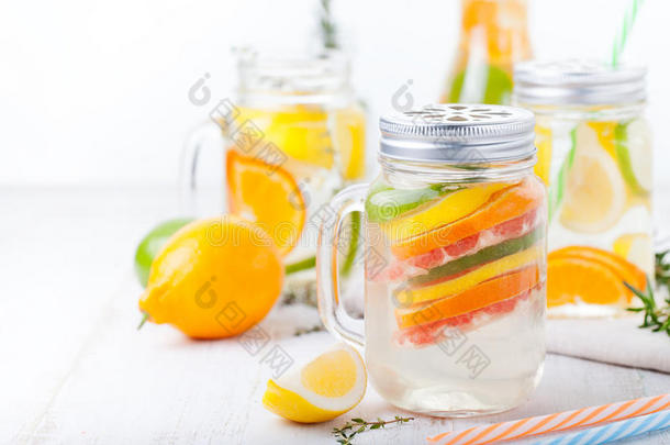 排毒水果注入调味水。 <strong>清爽</strong>的夏季自制柠檬水鸡尾酒