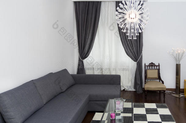 舒适的角落在现代客厅或客厅与沙发