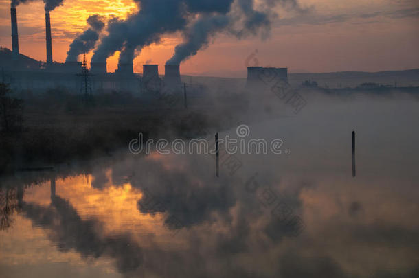 工厂管道污染空气，环境问题