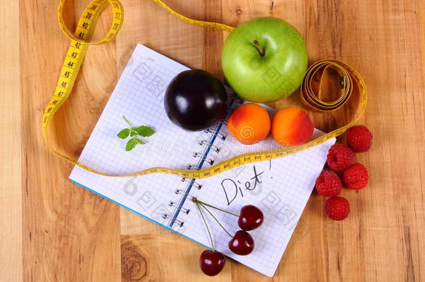 水果和厘米与笔记本，<strong>减肥</strong>和健康食品
