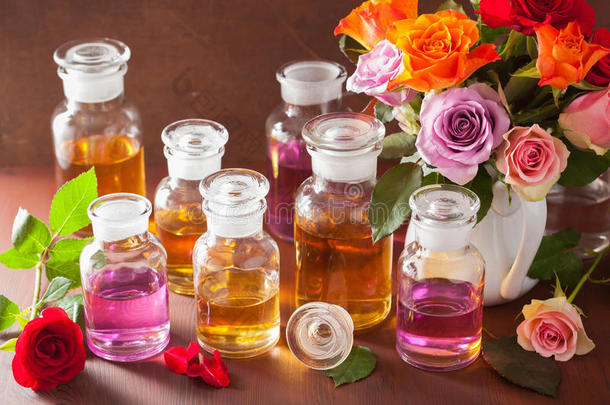 精油和玫瑰花香薰水疗香水