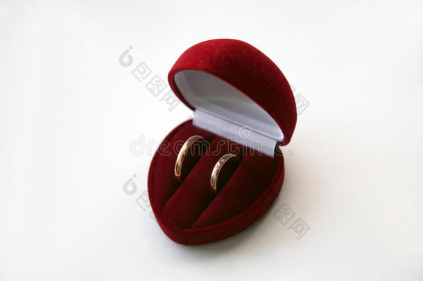 金色的结婚戒指躺在盒子里