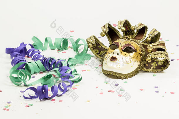 嘉年华威尼斯面具，纸屑和彩带