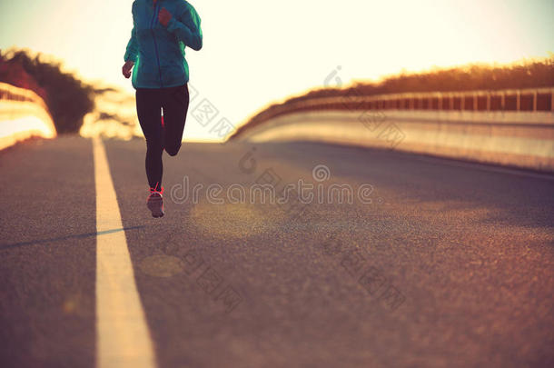 健身女子<strong>跑步</strong>者在日出路上<strong>跑步</strong>