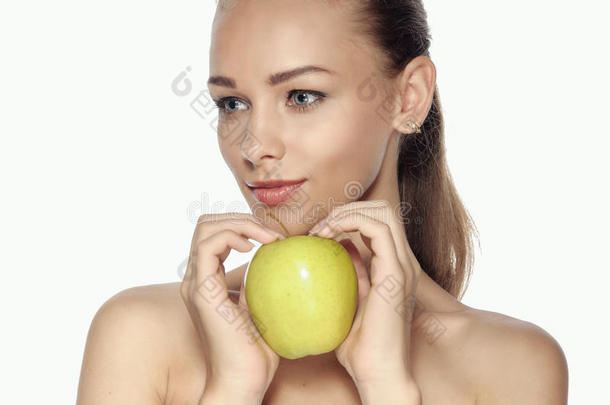 女孩当着她的面拿着一个绿色的<strong>大苹果</strong>。