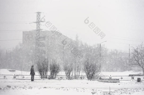 背景暴风雪汽车城市寒冷的