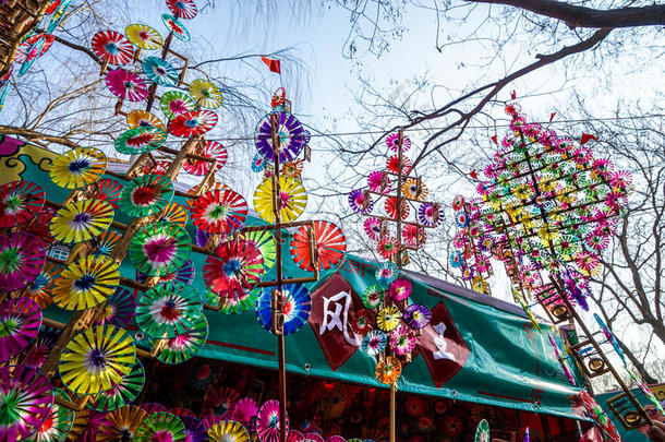 中国新年期间，春节庙会上五颜六色的彩虹玩具风车