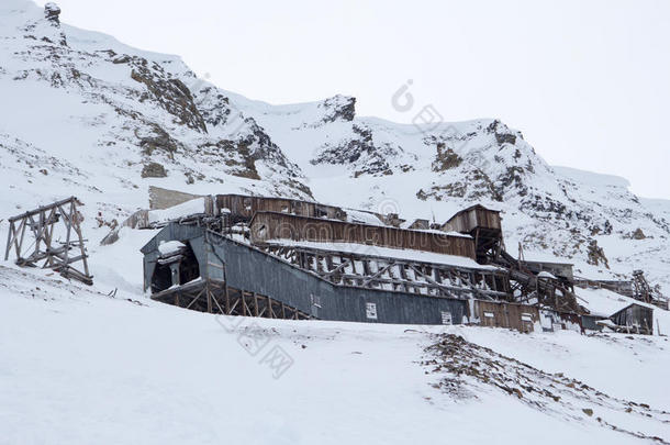 斯比茨伯根（斯瓦尔巴)龙年边一座废弃的北极煤矿建筑物的外部）。 挪威。