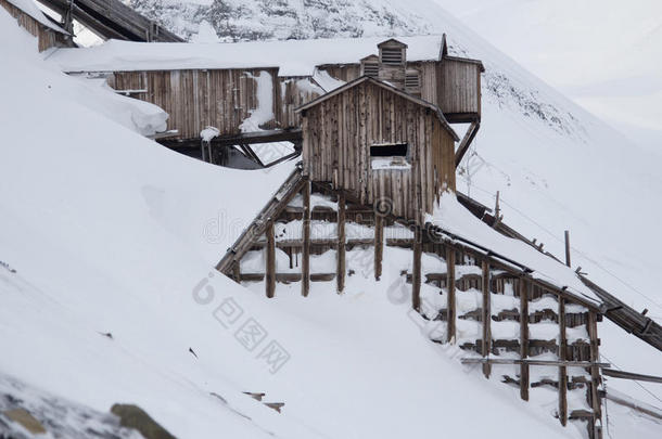 斯比茨伯根（斯瓦尔巴)龙年边一座废弃的北极煤矿建筑物的外部）。 挪威。