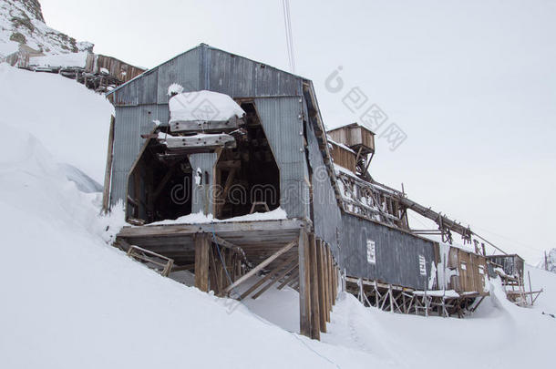 斯比茨伯根（斯瓦尔巴)<strong>龙年</strong>边一座废弃的北极煤矿建筑物的外部）。 挪威。