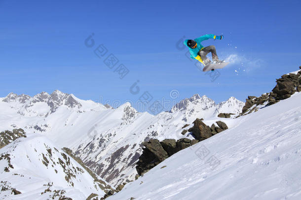 在山上飞滑雪板。 极限运动。