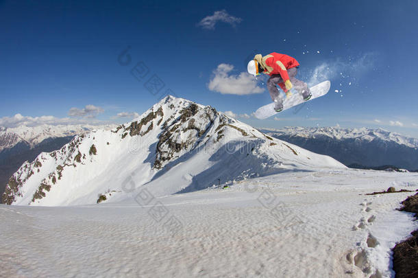 在山上飞滑雪板。 极限运动。