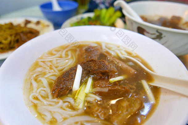 亚洲牛肉汤面，白色碗和勺子