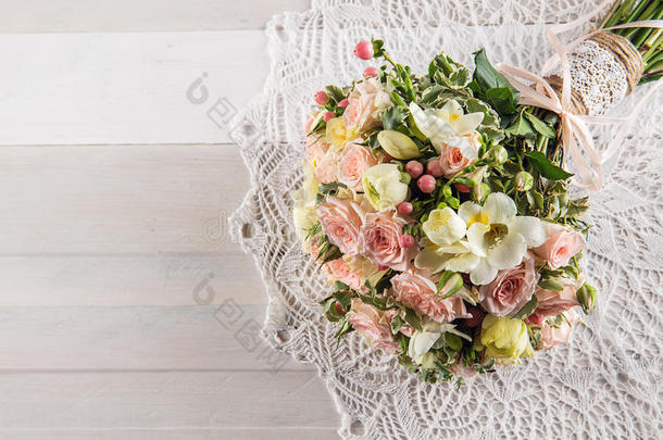 美丽的婚礼花束玫瑰和自由花边白色木制背景，背景情人节或婚礼日